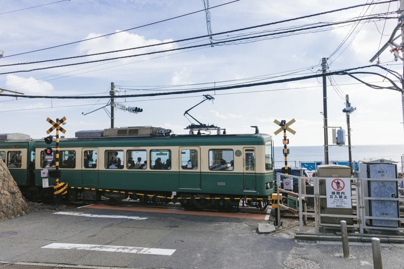 海沿いを走る江ノ島電鉄