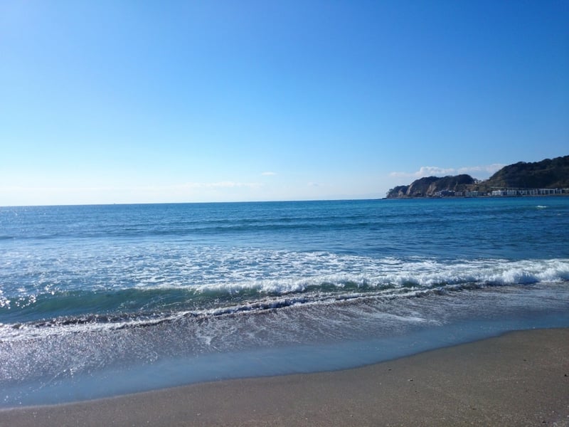 青い海と砂浜に寄せる波