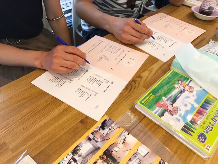 ユメノートに書き込む人の手