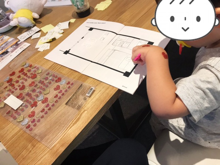 間取り図に絵を描く子ども