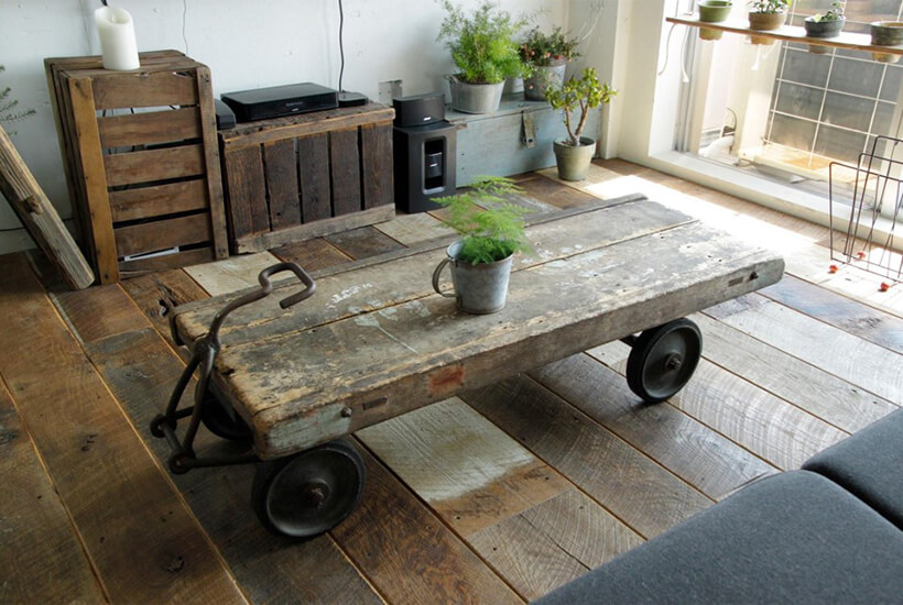 木の台車のテーブル