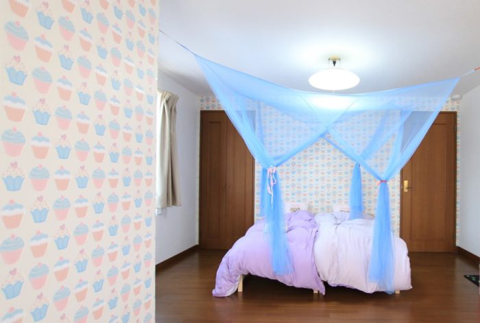 子供部屋にピッタリカップケーキがキュートな壁紙