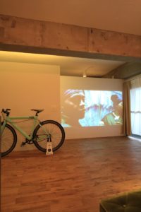 プロジェクターと自転車のあるリビング