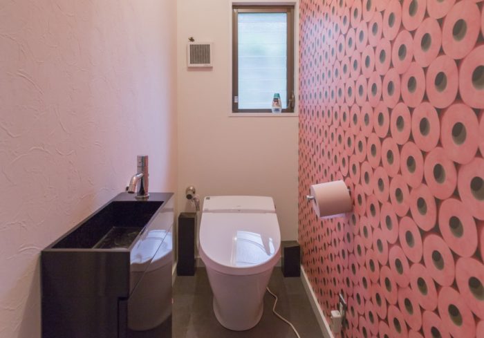 インパクト抜群のピンクトイレットペーパー壁紙