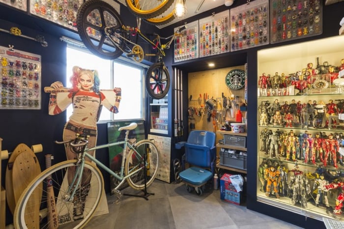 自転車とコレクションのある玄関土間