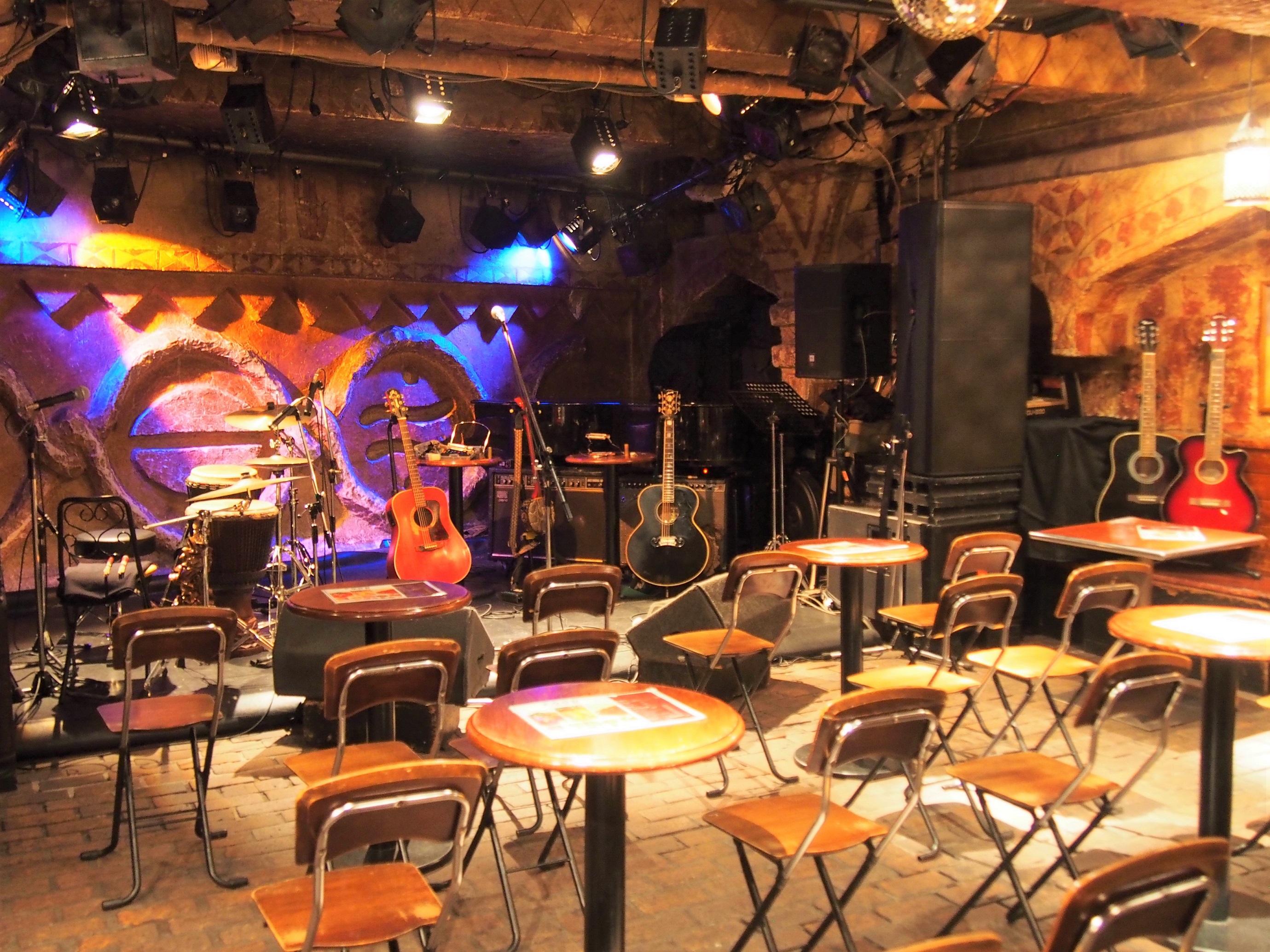 【吉祥寺】日本で2番目に古いライブハウス『曼荼羅』で、音楽とお酒に酔いしれる