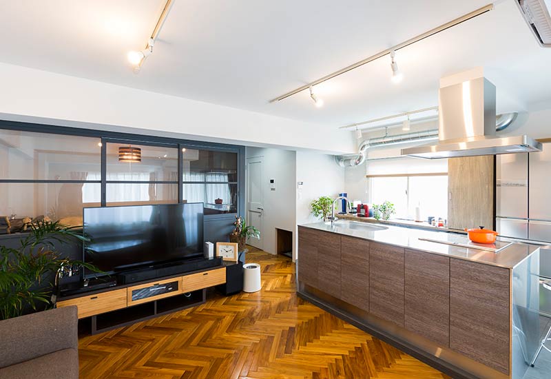 フローリングを張り替えるときにかかる費用は？床材の種類やおうちのコンセプトにあわせたリノベーション事例を紹介