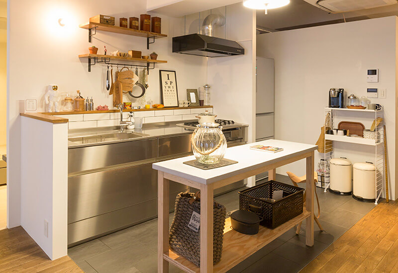 ステンレスキッチンを設置するメリットとデメリットを紹介。費用相場やお手入れ方法も解説。