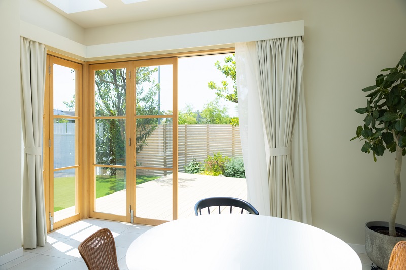 アウトドアリビングとは？メリット、デメリット、快適に過ごすためのポイントも紹介