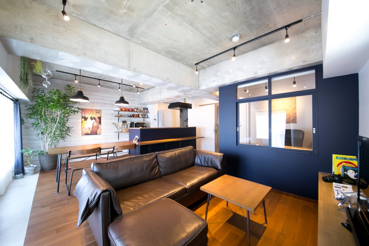 「室内窓」で部屋を明るく！設置するメリットと室内窓を活用したリノベーション事例まとめ