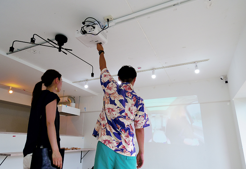 ホームプロジェクターのある暮らしVo.2｜工事中と完成後のお宅に訪問！プロジェクターが180度回転