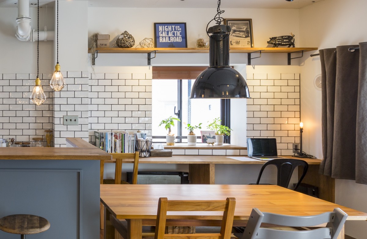 「サブウェイタイル」を取り入れた、海外カフェ風の空間づくり